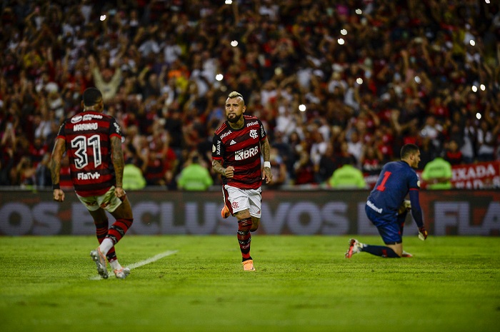 Arturo Vidal - Após rescindir com a Inter de Milão, da Itália, o volante chegou ao Flamengo sem custos e firmou contrato até dezembro de 2023. Aos 35 anos, Arturo Vidal passa a ter um dos maiores salários do elenco.