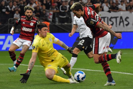 O Corinthians bem que tentou, mas não foi páreo para a qualidade individual do Flamengo. Jogando em São Paulo, Arrascaeta e Gabigol construíram a vantagem. No maracanã, Pedro fechou a conta ao marcar o único gol da partida. Com placar agregado de 3x0, o Flamengo avançou para a semifinal.