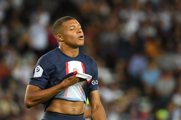 O conflito entre o brasileiro e o francês ficou evidente no último sábado (13), na partida diante do Montpellier, pelo Campeonato Francês. O PSG teve dois pênaltis no primeiro tempo. Na primeira penalidade, Mbappé pegou a bola e perdeu a cobrança.