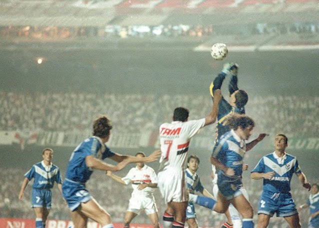 O primeiro revés em casa: na Libertadores de 1994, o São Paulo perdeu na Argentina para o Vélez Sarsfield por 1 a 0. Devolveu o placar no Morumbi, mas caiu nos pênaltis.