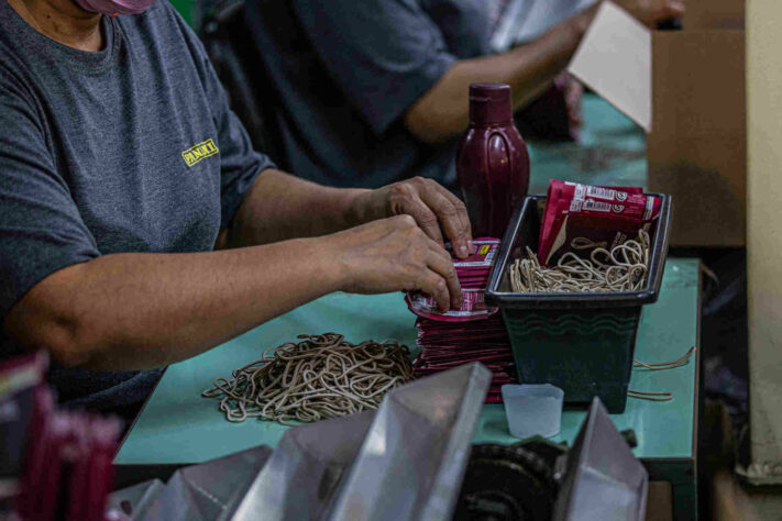 Finalizados, os pacotes são colocados nas caixas para irem aos caminhões de distribuição.