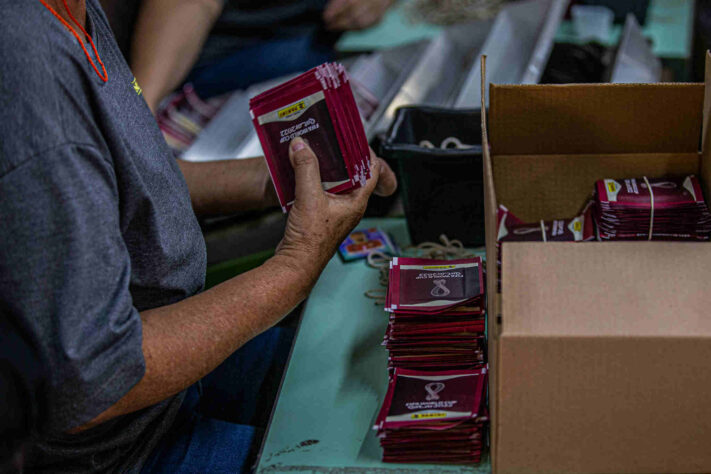 Os pacotes vão para as caixas.