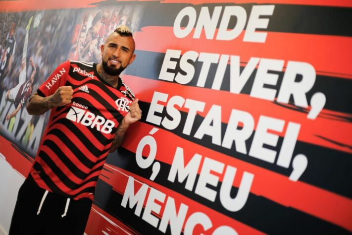 FLAMENGO - Terceira camisa possui faixas rubro-negras que fazem menção ao que seriam as "ondas" da torcida nas arquibancadas.