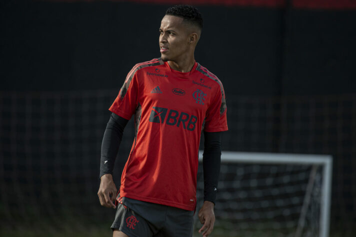 FECHADO - O meia-atacante Lázaro não é mais jogador do Flamengo. Nesta quinta-feira, o jogador de 20 anos foi anunciado como novo reforço do Almería, clube que disputa a primeira divisão da Espanha. O brasileiro, inclusive, já não defenderá mais o Rubro-Negro.