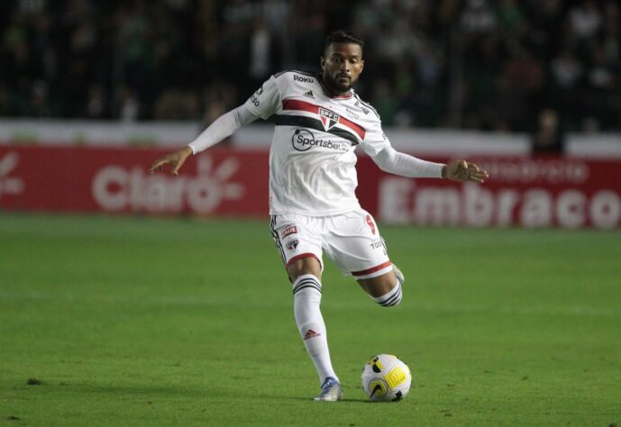 FLUMINENSE - O Tricolor acertou a renovação do treinador Fernando Diniz, do atacante Cano e do goleiro Fábio para a próxima temporada. No mercado, a equipe carioca monitora a situação de Reinaldo, ex-São Paulo, de acordo com informações do portal NetFlu, confirmada pelo LANCE!