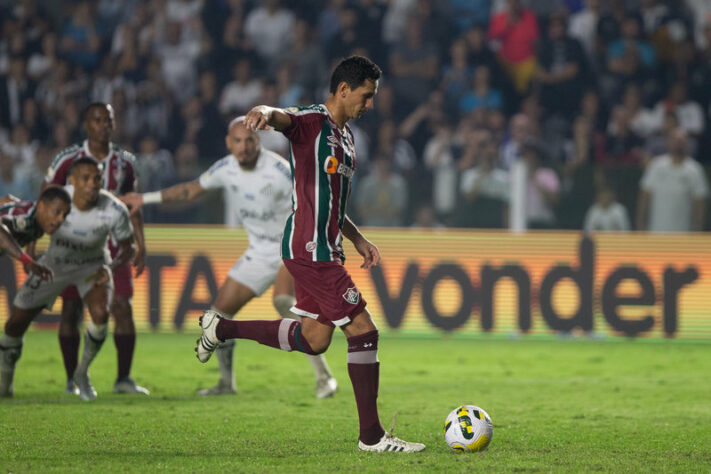 Depois de estar em desvantagem no placar, o Fluminense virou o duelo contra o Santos, mas sofreu um gol no fim e empatou por 2 a 2, na Vila Belmiro. Luiz Felipe abriu o placar para o Peixe, enquanto Paulo Henrique Ganso e Jhon Arias viraram. No fim, Marcos Leonardo empatou para os paulistas. A equipe carioca agora soma 35 pontos, a sete do líder Palmeiras. (Por Felipe Melo - felipeeduardo@lancenet.com.br).