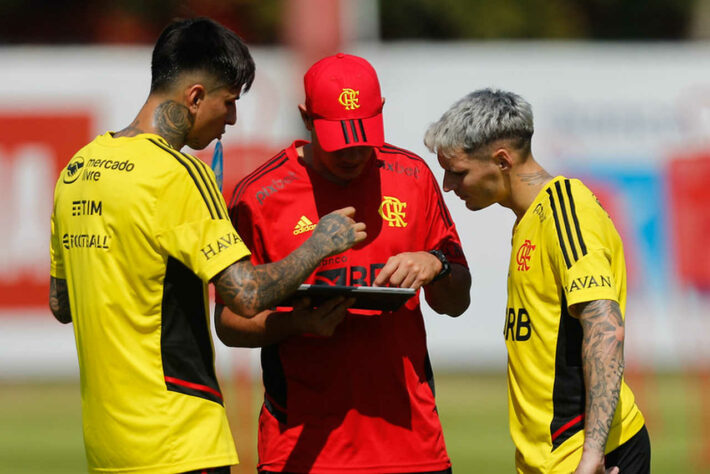 O treino desta quinta-feira marcou também a integração definitiva de Pulgar e Varela ao grupo principal do Flamengo. Os dois participaram pela primeira vez da atividade completa com o restante do elenco.