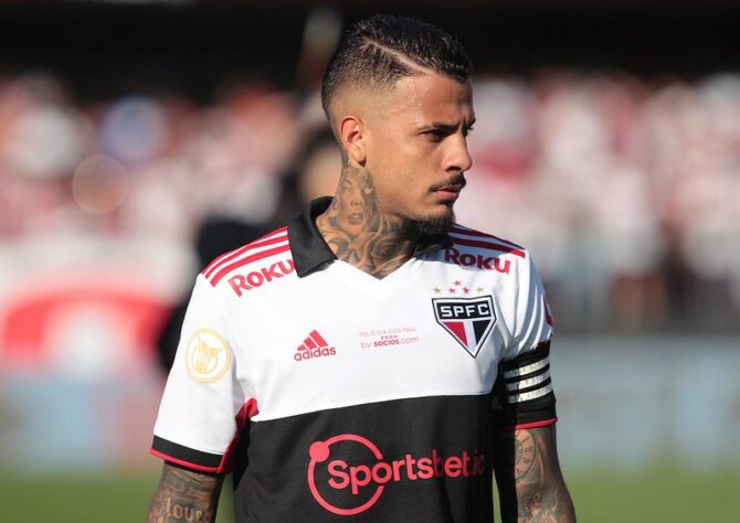 ESFRIOU - A sinalização de que Diego Costa possa, enfim, voltar aos treinamentos, no mais tardar na próxima semana, fez com que a diretoria do São Paulo tirasse o pé do acelerador na busca por um zagueiro. O objetivo é manter a coerência e buscar o que chamam de "oportunidades de mercado" para a posição, que no momento está extremamente desfalcada.