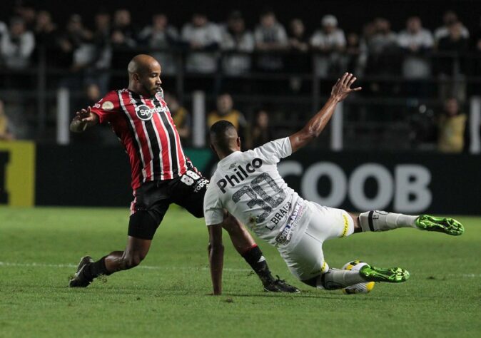 Pelo Campeonato Brasileiro, o São Paulo foi até a Vila Belmiro e, em um duelo de muitas emoções, perdeu pelo placar magro de 1 a 0. Entre os destaques da equipe Tricolor, Igor Vinícius foi uma grande alteração e melhorou bastante o ataque do time da capital paulista. (notas por Gabriel Teles)