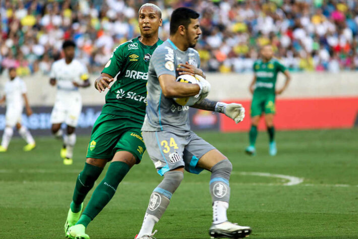 Fora de casa, o Santos não teve um de seus melhores jogos na temporada e ficou no empate sem gols com o Cuiabá, na Arena Pantanal. O jogo foi marcado por mais uma grande atuação do goleiro João Paulo, fundamental para o resultado. Veja as notas (por Diário do Peixe)