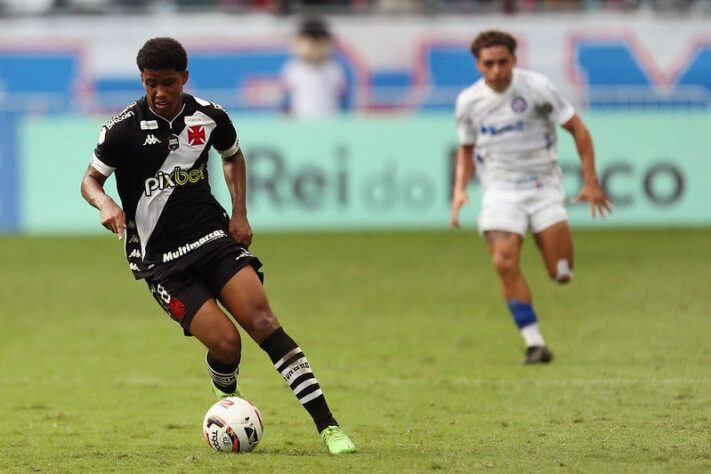 ESQUENTOU - Mesmo com a renovação de contrato anunciada na última segunda-feira, o volante Andrey Santos pode já ter a sua saída negociada pelo Vasco. De acordo com o "GE", o Newcastle, da Inglaterra, formalizou uma proposta no valor de 35 milhões de euros (Cerca de R$ 181 milhões, na cotação atual). A oferta teria sido feito ao empresário do jogador de 18 anos, Guiliano Bertolucci, e deve ser apresentada ao clube. Ainda segundo a reportagem, o Newcastle está disposto a fazer o pagamento do valor integral à vista.