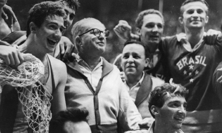 Jô foi sobrinho de Togo Renan Soares, mais conhecido como Kanela (foto), ex-treinador da Seleção Brasileira de basquete e bicampeão do mundo como técnico.