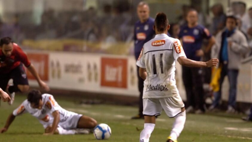 Dorival Jr x Neymar: o jovem e promissor  Neymar já começou as rusgas no Santos. Até então campeão paulista e da Copa do Brasil naquela temporada, o atual camisa 10 do PSG queria ser ainda mais protagonista no Peixe. Em uma partida do Brasileirão contra o Atlético-GO, Dorival Jr, até então técnico do Alvinegro Praiano, impediu que Neymar cobrasse um pênalti, delegando a cobrança a Marcel. 