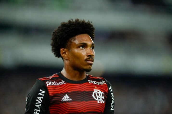 FECHADO - Está oficialmente encerrada a passagem de Vitinho pelo Flamengo. Em comunicado nas redes sociais na tarde desta segunda-feira, o clube confirmou a saída em definitivo do atacante rumo ao Al Ettifaq, da Arábia Saudita.