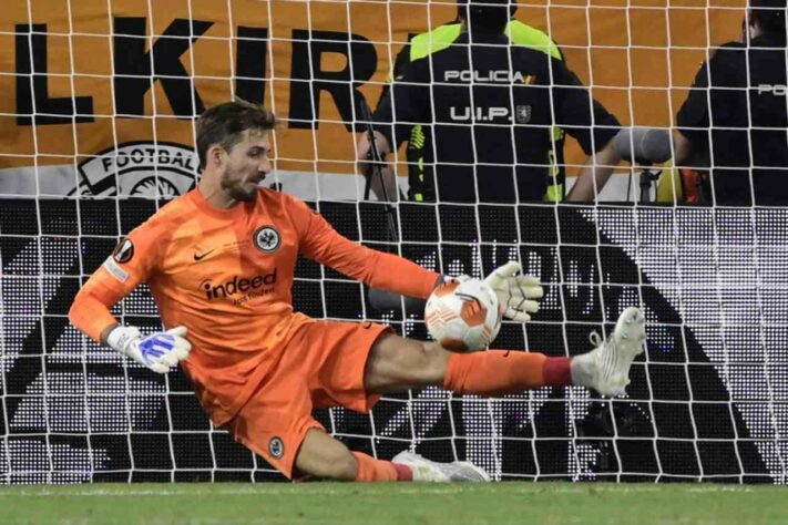 ESQUENTOU - Procurando um goleiro para disputar posição com De Gea, o Manchester United consultou Kevin Trapp, do Eintraiht Frankfurt. De acordo com o "Bild Sport", o Red Devils já fez a primeira oferta.