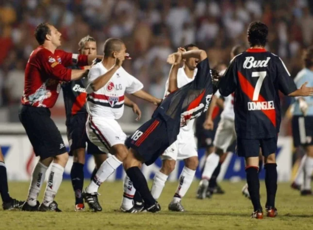  Copa Sul-Americana de 2003: Nesta edição, o São Paulo terminou como terceiro colocado. Avançou à semifinal ao eliminar o  The Strongest, mas não conseguiu passar do River Plate.