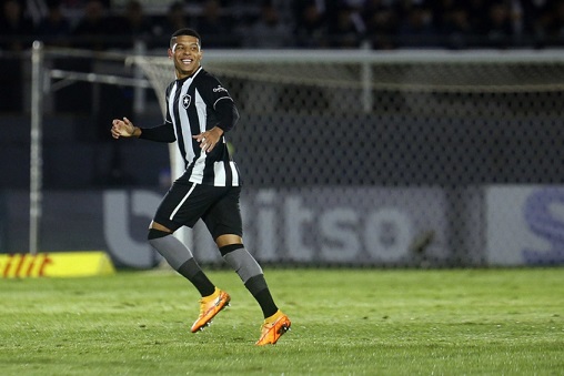 ESQUENTOU - Vinícius Lopes pode ser mais um a fazer parte da "barca" de saídas do Botafogo após a segunda janela de transferências. O Alvinegro recebeu uma proposta oficial do Santa Clara, de Portugal, pelo atacante nos últimos dias.