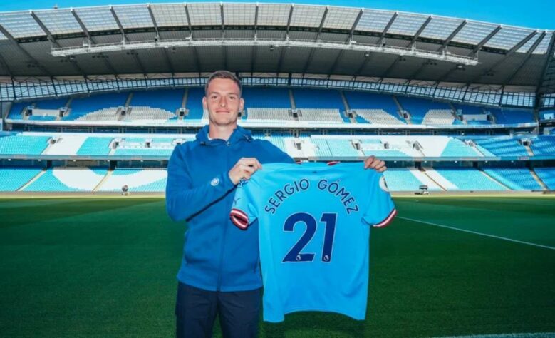 FECHADO - O Manchester City anunciou nesta terça-feira sua quarta contratação para a temporada 2022/23. Trata-se do lateral-esquerdo Sergio Gómez, que estava no Anderlecht, da Bélgica. O espanhol de 21 anos assinou com o time de Guardiola por quatro anos, até junho de 2026.