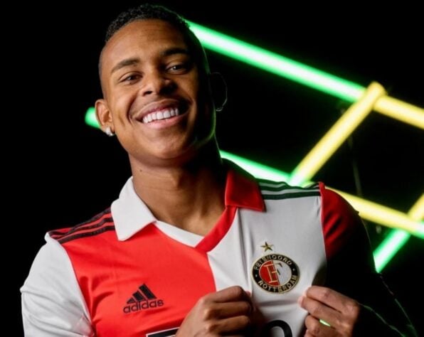 FECHADO - Um dos grandes destaques do primeiro turno do Brasileirão, Igor Paixão está de casa nova. Nesta quarta, o Feyenoord oficializou a chegada do jogador ao clube, em um contrato válido até junho de 2027.