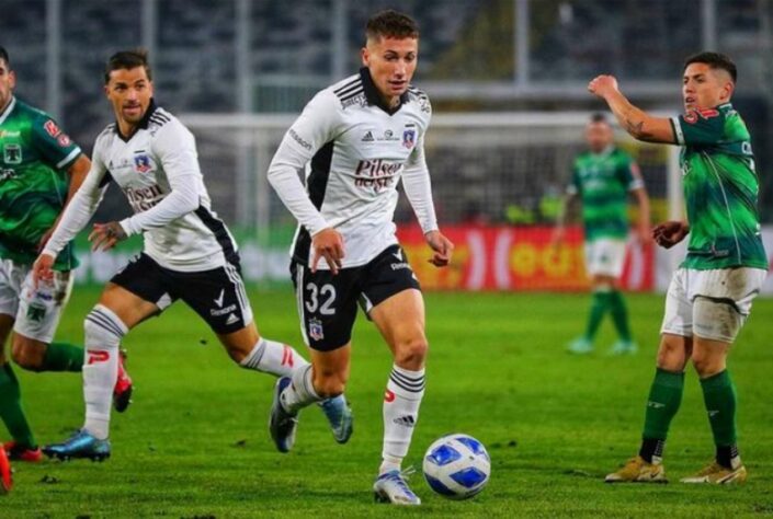 FECHADO - O Athletico-PR acertou com o atacante chileno Luciano Arriagada, do Colo-Colo, para a próxima temporada. Jogador de apenas 20 anos de idade e formado nas categorias de base do Cacique, Arriagada não renovou o vínculo com seu clube formador e firmou um pré-contrato para que ele reforce o time de Aspirantes do Furacão a partir do ano que vem. O vínculo tem duração até dezembro de 2025.