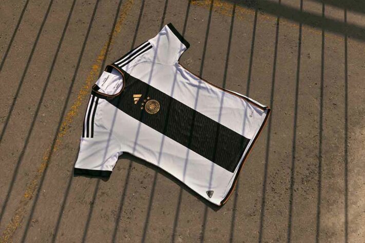 Alemanha (grupo E): camisa 1 / fornecedora: Adidas