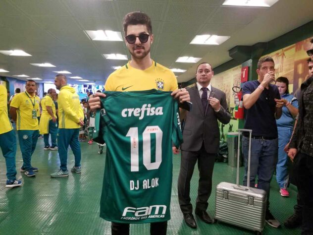Alok (brasileiro, DJ) - já apareceu com a camisa do Palmeiras / Faz show no Palco Mundo em 03/09 (sábado)