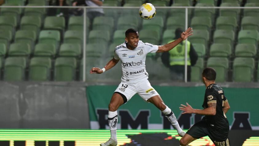 O Santos perdeu pela primeira vez sob o comando do técnico Lisca neste domingo, na derrota por 1 a 0 para o América-MG, no Independência, pelo Brasileirão. Eduardo Bauermann, ex-jogador do Coelho, foi o melhor santista em campo, não perdendo um duelo o jogo todo.  Confira as notas e atuações (Por Paulo Amaral - DIÁRIO DO PEIXE/LANCE!)