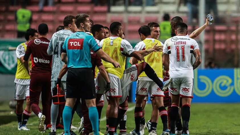 Mesmo com um empate por 2 a 2, o São Paulo conseguiu encaminhar a classificação para as semifinais da Copa do Brasil e se aproxima mais ainda de sonho na competição. Com um jogador a menos, por conta da expulsão de Miranda, contou com dois gols de Luciano para carimbar sua vaga. Agora, o América-MG dá adeus a competição e o Tricolor se prepara para encarar o Flamengo. Veja as atuações individuais. (Por Izabella Giannola)