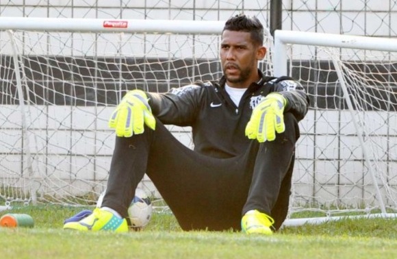 Em 2014, quando atuava no Santos, o goleiro Aranha foi vítima de um dos maiores casos recentes de racismo no futebol brasileiro. Jogando na Arena do Grêmio, para enfrentar o time da casa pela Copa do Brasil, o atleta foi alvo de xingamentos racistas por parte da torcida local. 