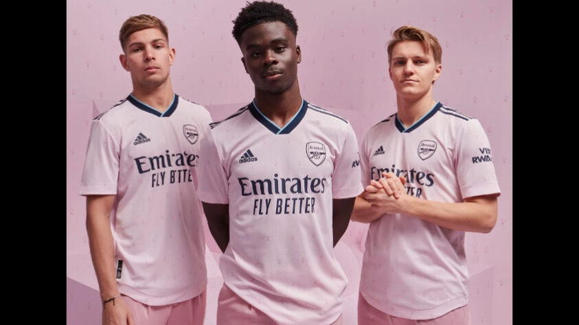 ARSENAL - A nova terceira camisa do Arsenal é predominantemente rosa, em um tom bem claro e ao longo do corpo do manto, são vistos diversos arminhos em tom sobre tom, que remetem à antigos escudos do clube, usado entre meados do século passado, até o início deste.