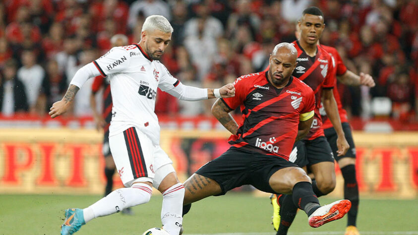 Athletico-PR - SOBE: Assim como no jogo de ida, o goleiro Bento fez boas defesas e foi o principal destaque do clube paranaense. | DESCE: Pablo foi titular no comando do ataque e quase não tocou na bola.