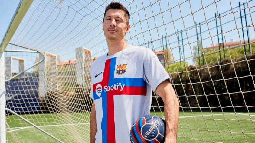 BARCELONA - O terceiro uniforme do Barcelona tem como grande inspiração a Cruz de São Jorge, elemento que está presente no escudo do clube, ao lado da bandeira da Catalunha.