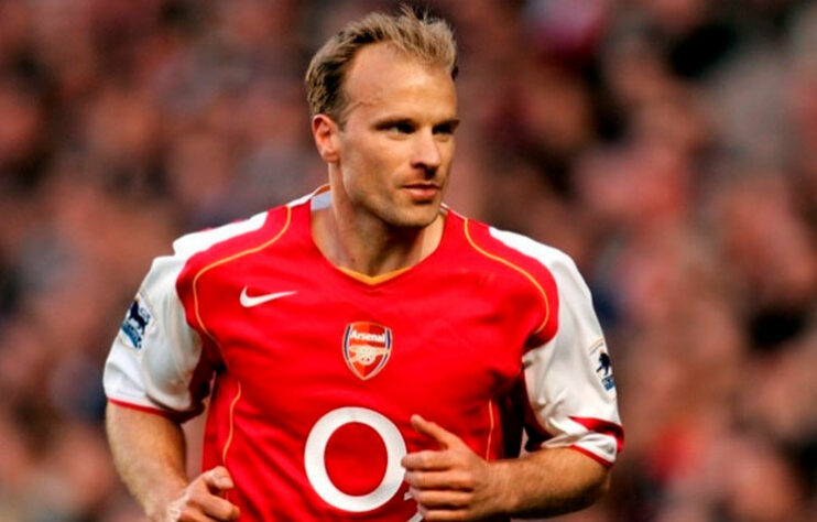 Meia: Dennis Bergkamp (holandês - Arsenal): Fez história no Arsenal entre 1995 e 2006. Foi três vezes campeão da Premier League.