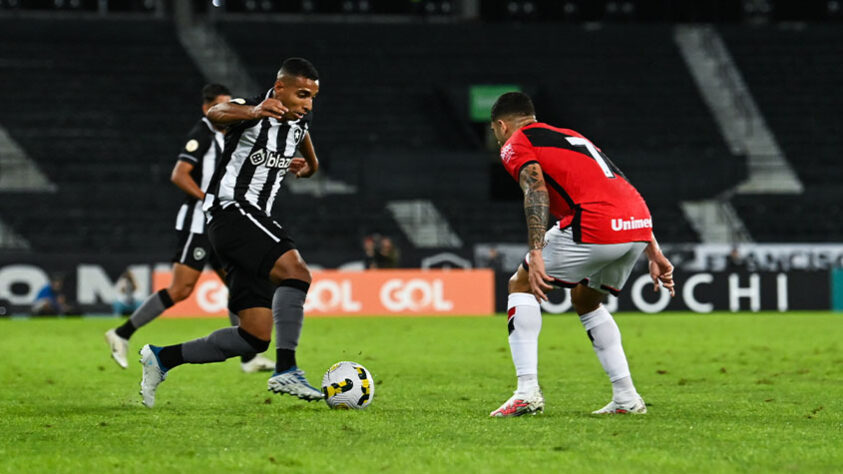 O Botafogo teve muita dificuldade em construir e ser perigoso diante de sua torcida, no Nilton Santos, contra o Atlético-GO pelo Brasileirão. Com isso, o Alvinegro ficou no empate sem gols e chegou aos 26 pontos na competição. Já o Dragão segue na zona de rebaixamento com 21 pontos. Veja as notas da partida (Por Felipe Melo - felipeeduardo@lancenet.com.br).