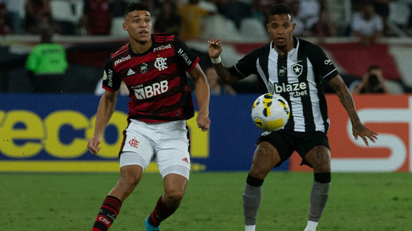 O Botafogo perdeu para o Flamengo por 1 a 0. Em dois tempos com desempenhos distintos, o Alvinegro não conseguiu imprimir o mesmo ritmo ofensivo que teve no primeiro tempo. No início do segundo tempo a defesa cochilou e sofreu o único gol da partida.