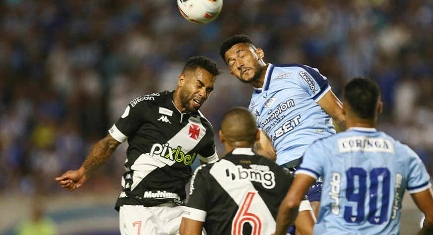 CSA: Sobe - O CSA foi letal e aproveitou as chances que teve para marcar os gols. | Desce - A defesa da equipe alagoana cedeu alguns espaços para o Vasco trocar passes no campo de ataque.