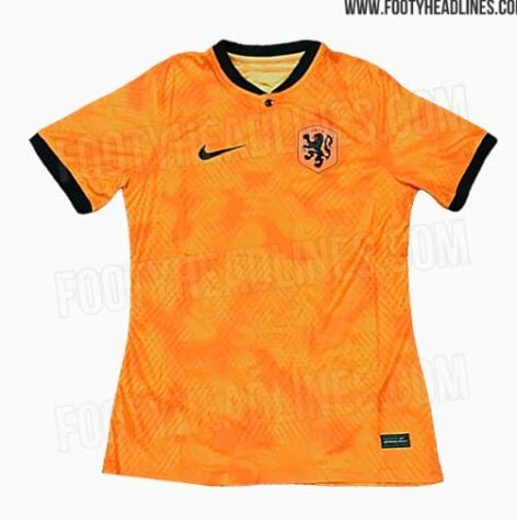 7º lugar - HOLANDA (produzido pela Nike) - Nota 4/ A publicação diz que a camisa é muito brilhante, sendo difícil de notar o tom laranja. 