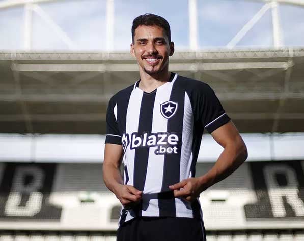 Carlos Eduardo (Volante / Al-Ahly -> Botafogo): Se desligou do time do Egito e assinou com o Fogão até 2024. No Brasil, já teve passagens de pouco destaque por Fluminense e Ituano. 