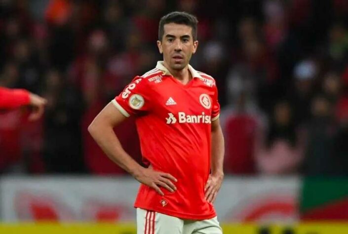 Internacional: Gabriel Mercado (argentino, zagueiro); Fabricio Bustos (argentino, lateral) e Carlos de Pena [foto] (uruguaio, meia).