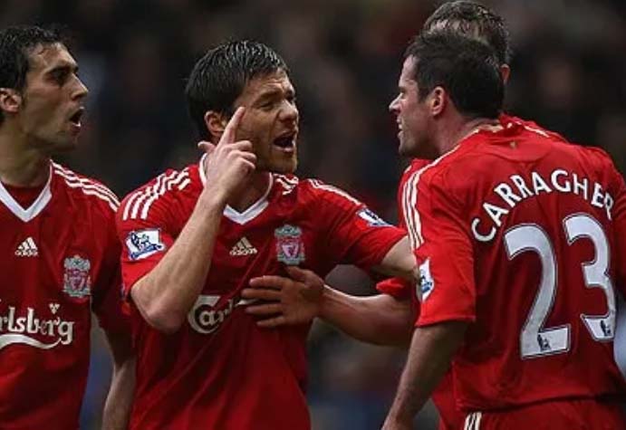 Carragher x Arbeloa - Os companheiros da defesa do Liverpool se desentenderam em uma vitória sobre o West Bromwich em 2009. Carragher foi cobrar Arbeloa por falhar em um lance e o clima esquentou entre os jogadores. Xabi Alonso teve que apartar a confusão.