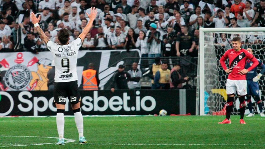 O Corinthians está classificado à semifinal da Copa do Brasil. O Timão venceu o Atlético-GO, por 4 a 1, na partida de volta das quartas de final, e o placar agregado ficou 4 a 2. Gil e Yuri Alberto (3x) marcaram para os mandantes, e Wellington Rato descontou para os visitantes. Veja as notas dos jogadores do Timão e os pontos positivos e negativos do Dragão. (feito por Rafael Marson)