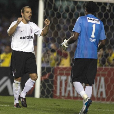 Na semifinal daquela competiçõa, o Timão perdeu por 2 a 1 para o Botafogo, no Engenhão, o jogo de ida. Na volta, uma vitória corintiana pelo mesmo placar levou a decisão para os pênaltis. E aí brilhou a estrela do goleiro Felipe que garantiu a classificação do Corinthians á decisão da competição nacional. 