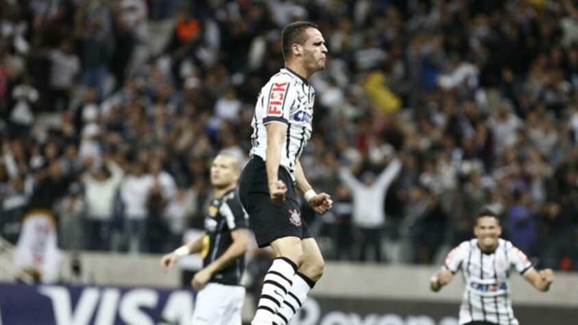 Na terceira fase da Copa do Brasil de 2014, o Bragantino levou a partida de ida para a Arena Pantanal, em Cuiabá. Ainda assim, o Massa Bruta venceu o primeiro confronto por 1 a 0. O Timão virou, sem dificuldades, na partida de volta. Com show de Renato Augusto, que estará presente contra o Fla, nesta terça-feira (9), o Coringão marcou três gols em 20 minutos de partida. Por fim, o duelo terminou com vitória corintiana por 3 a 1. 