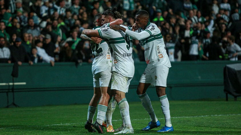 15º lugar: CORITIBA (34 pontos) - 31 jogos - Libertadores: 0.04% / Sul-Americana: 4.3% / Rebaixamento: 23.7%