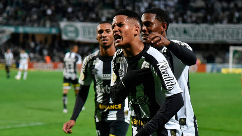 O Santos venceu o Coritiba na noite desta segunda-feira, no Couto Pereira, por 2 a 1. A equipe fez um jogo seguro, dominando boa parte da partida, e no final acabou premiada com a vitória, após grande contra-ataque puxado por Ângelo. Veja as notas a seguir: