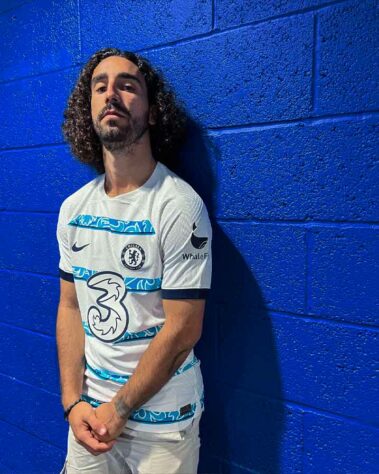 FECHADO - Marc Cucurella acertou sua transferência para o Chelsea e foi anunciado nesta sexta-feira. O jogador, que foi revelado pelo Barcelona, foi vendido pelo Brighton e assinou por seis temporadas com os Blues.