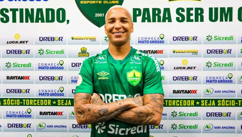 FECHADO - Deyverson é o novo reforço do Cuiabá. Por meio de um vídeo bem humorado nas redes sociais do clube, o atacante foi anunciado no Dourado. Herói da conquista da Libertadores 2021, ele assinou contrato por duas temporadas e meia.