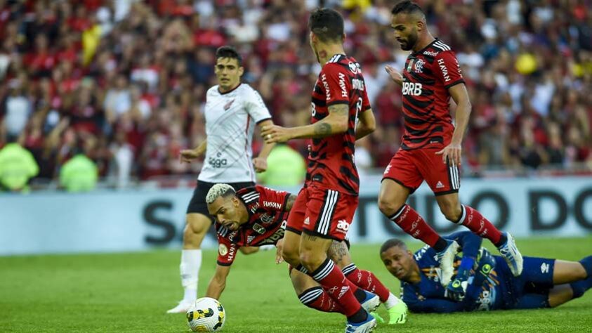 Athletico-PR: Sobe - A equipe reserva do Athletico-PR soube segurar o Flamengo durante o primeiro tempo. Destaque para o goleiro Anderson, que fez grandes defesas | Desce - O Furacão cansou e foi envolvido pelo time da Gávea. Ao final sofreu uma goleada.