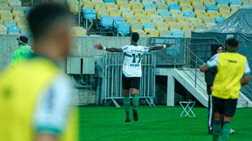 Coritiba: Sobe - Marcou dois gols se aproveitando de erros do Fluminense. Desce - Foi dominado e apresentou muitos erros técnicos. 