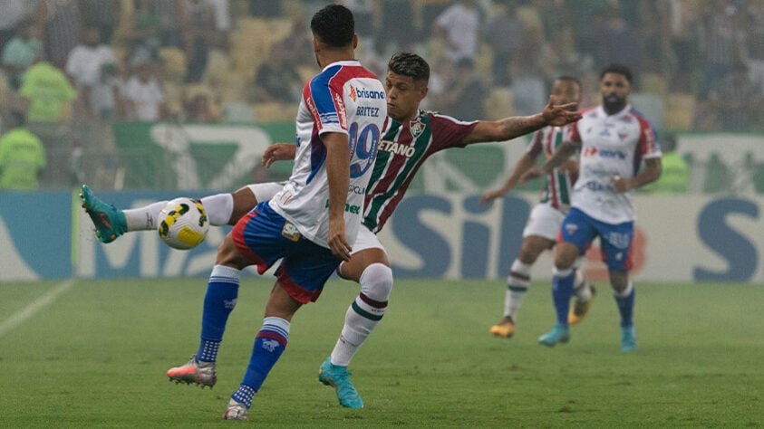 Fortaleza - Sobe: Pressionou com contra-ataques e garantiu dois gols no Maracanã. / Desce: Cometeu um pênalti e falhou defensivamente. 